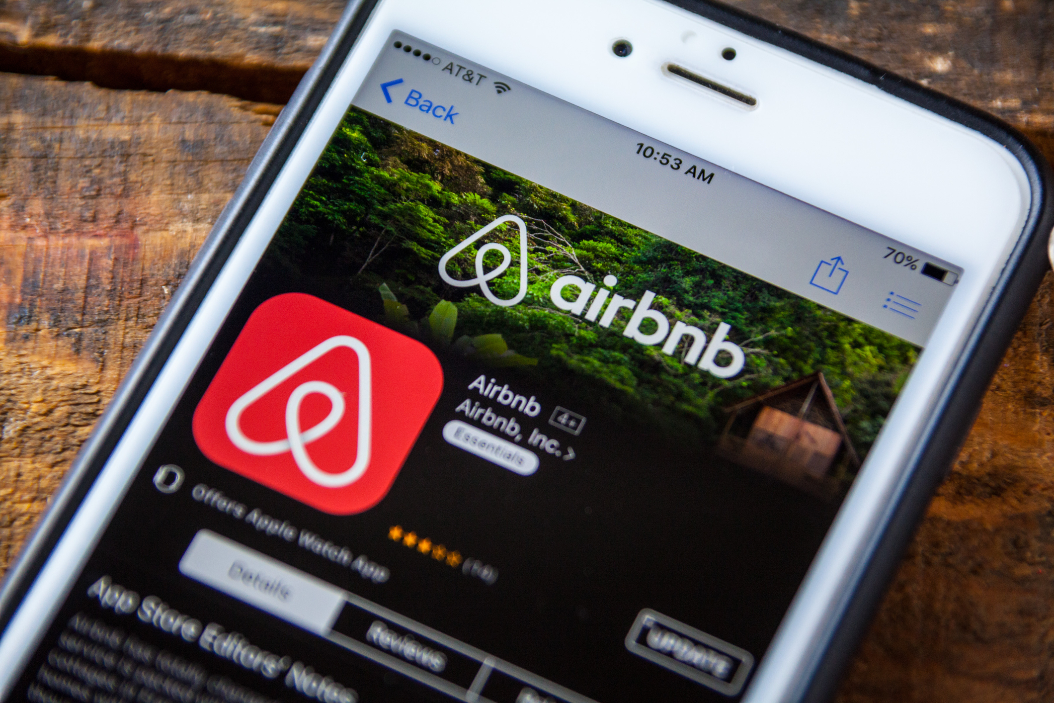 Aplikacja Airbnb na smartfonie – porównanie najmu pokoju z usługą zakwaterowania i wynajmem krótkoterminowym.